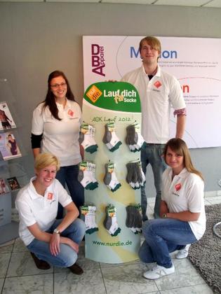Die vier Auszubildenden Marlen Austrup, Alexandra Voß, Christina Reimche und Philipp Rösen präsentieren die „Lauf-dich-fit-Socke“